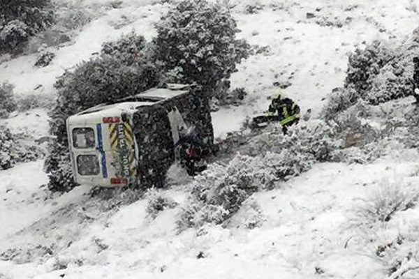 Manisa'da öğrenci servisi devrildi