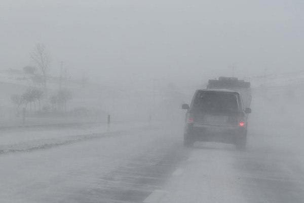 Kar yolları kapattı