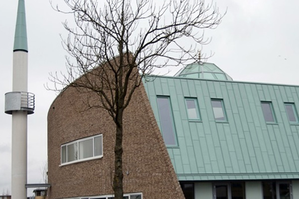 Hollanda'da cami kundaklandı