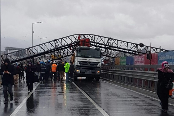 E-5'te vinç devrildi, trafik kilitlendi