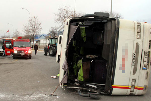 İşçileri taşıyan servisler çarpıştı