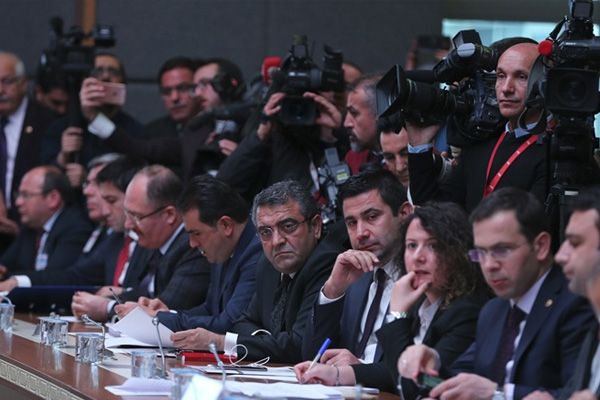 CHP, anayasa konusunda 'komisyon' taktiği uyguluyor