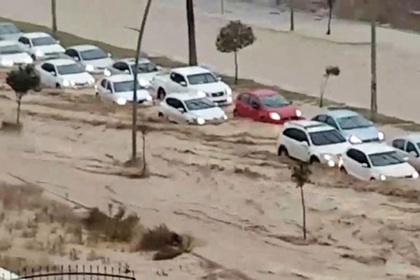 Mersin'de sel hayatı zorlaştırdı