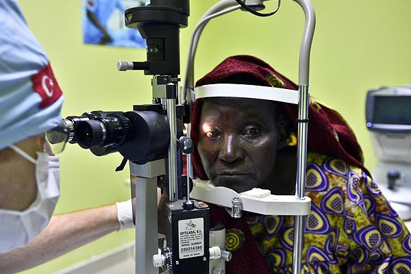 Binlerce Afrikalı ışığa kavuştu