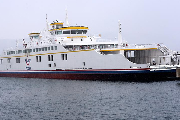 Türkiye'nin en büyük feribotu suya iniyor
