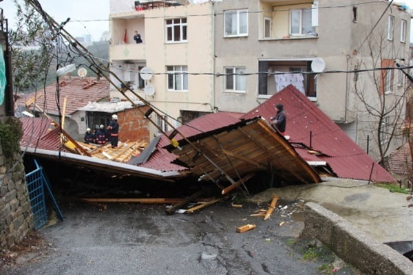 Sarıyer’de evin çatısı uçtu