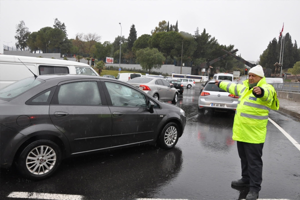 İzmir-Manisa karayolu trafiğe kapatıldı