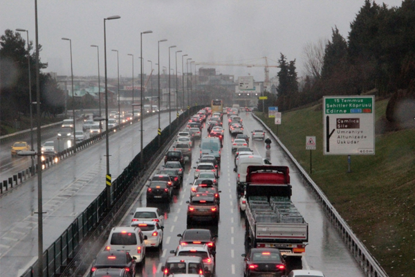 Hava koşulları İstanbul trafiğini kilitledi
