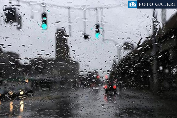 İştanbul'da beklenen yağış başladı! Bu saatlere dikkat!