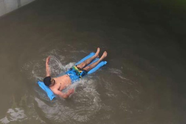 Sel suyunda deniz yatağıyla keyif yaptı