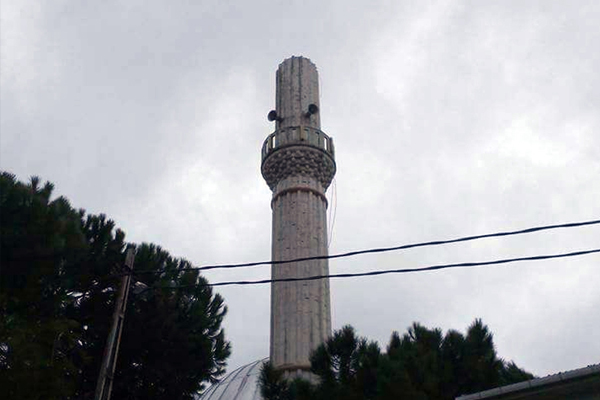 İstanbul’da fırtına minareyi yıktı