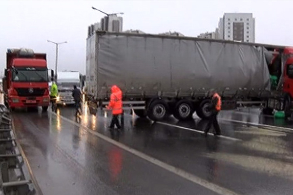 Tır yan döndü, TEM felç oldu