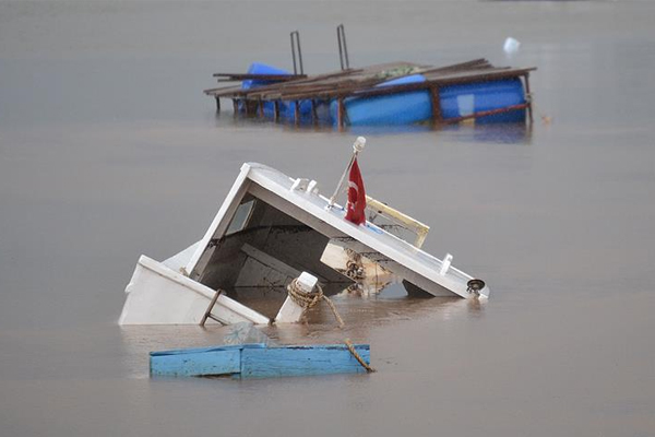 İstanbul'da balıkçı teknesi battı