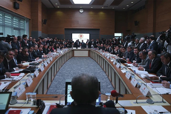 Anayasa değişikliği teklifi komisyonda kabul edildi