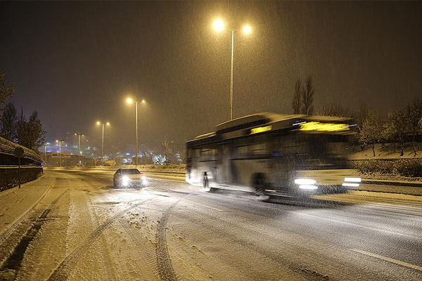 Ankara'da yoğun kar yağışı trafiği aksattı