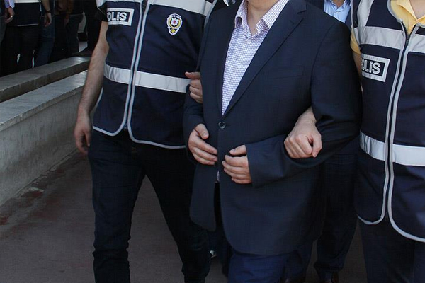 İzmir'de FETÖ operasyonu: 5 tutuklama