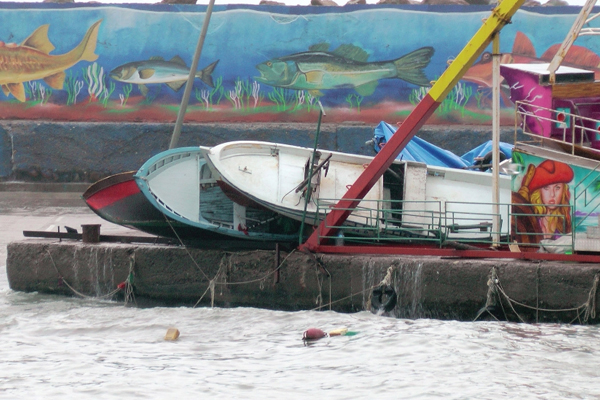 Karadeniz’de dev dalgalar teknelere zarar verdi