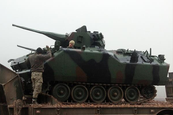 Zırhlı muharebe araçları Suriye sınırına gönderildi