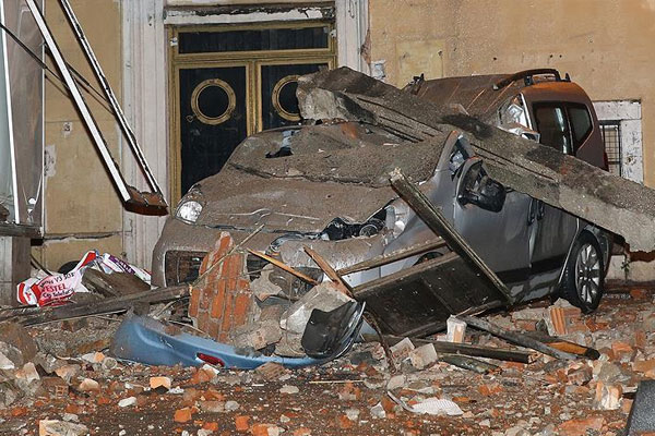 Beyoğlu'nda bir binanın duvarı çöktü