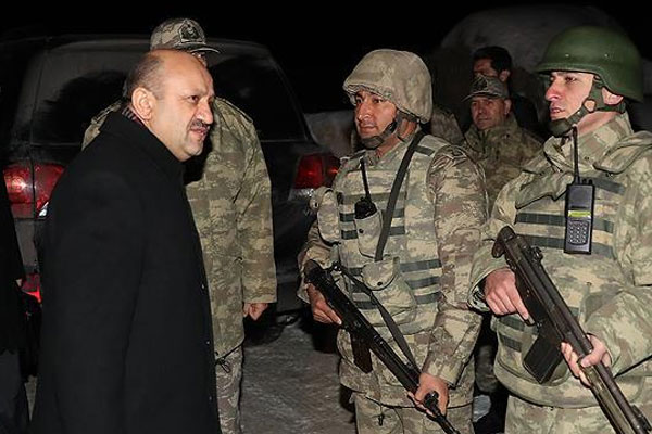 Bakan Işık Namaz Dağı Üs Bölgesi'nde