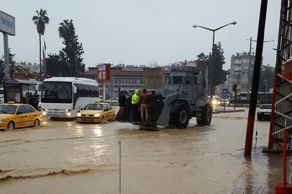 Zırhlı araçlar vatandaşların imdadına yetişti