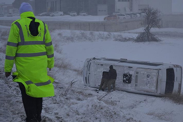 Edirne'de yolcu minibüsü devrildi