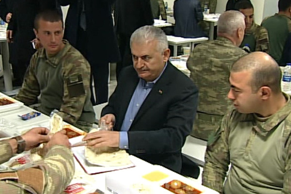 Başbakan Yıldırım askerlerle yemek yedi