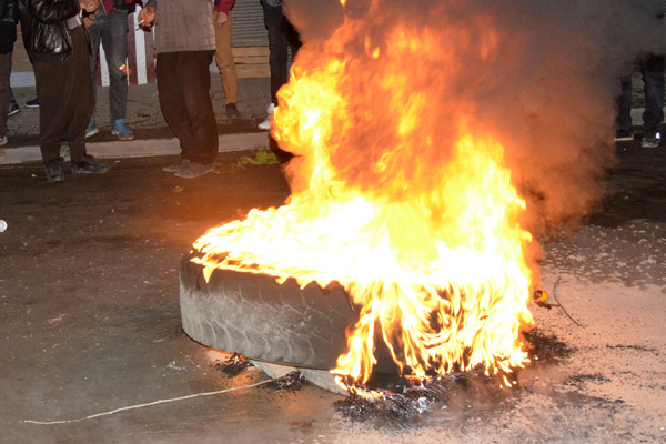 Lastik yakan muhtar gözaltına alındı