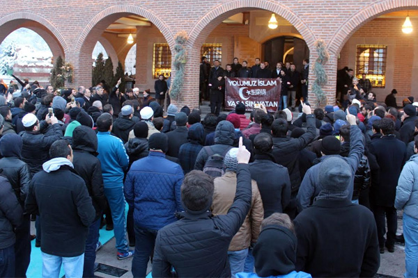 Yılın ilk saatlerinde şehitler için dua ettiler