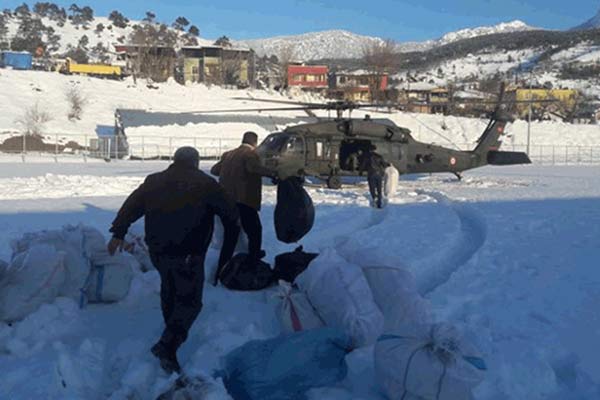 Mahsur kalan madencilere gıda yardımı