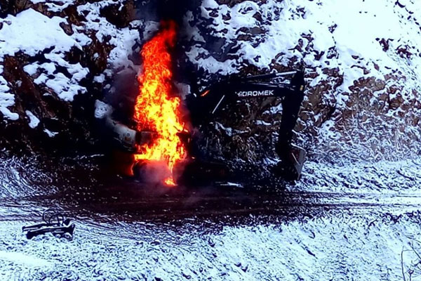 Hakkari’de iş makinesi kundaklandı