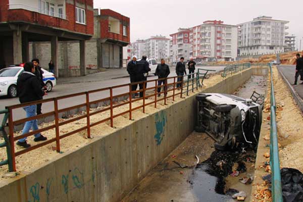 Minibüs su kanalına uçtu