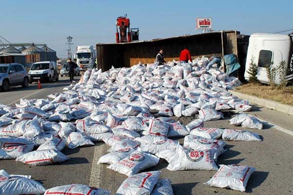 Manisa’da kömür yüklü tır devrildi