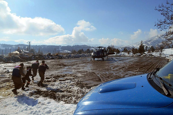 Köylüler helikopterle kurtarıldı