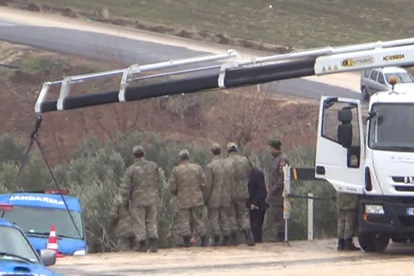 Askeri araç şarampole yuvarlandı: 2 asker yaralı