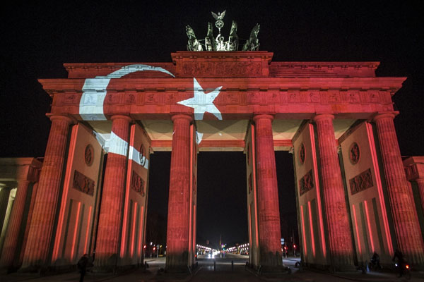 Brandenburg Kapısı'na Türk bayrağı