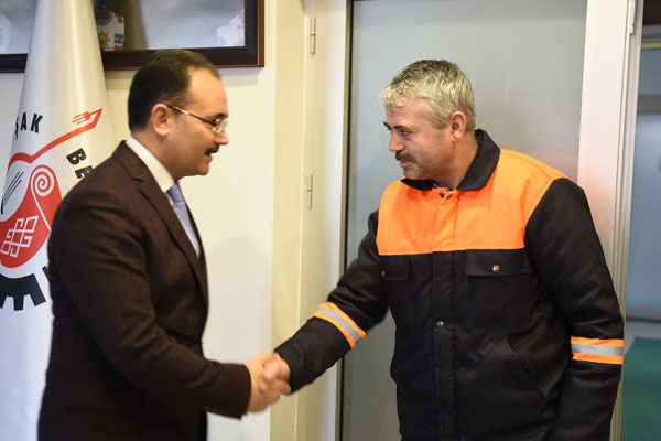 Temizlik işçisi bulduğu 20 bin lirayı teslim etti