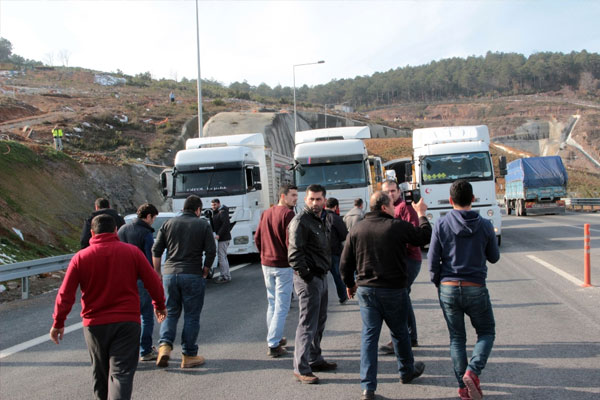Kamyoncular 3. Köprü’de eylem yaptı