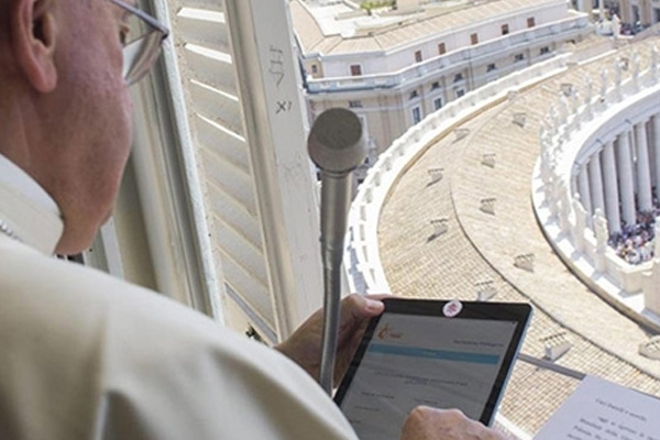 Papa da tabletinin kamerasını bantladı