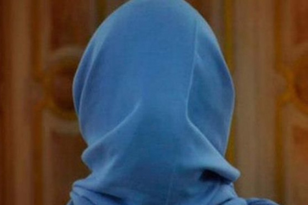 Müslüman kadına saldırıya para cezası