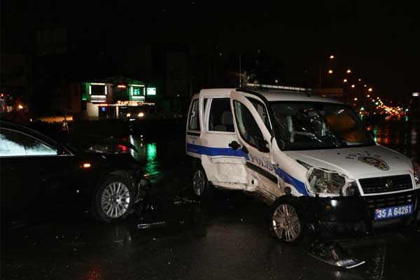 İzmir'de polis ekibine çarptılar