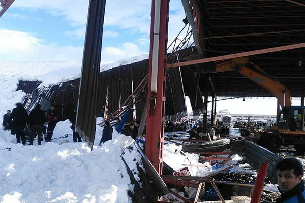 Konya'da pazar yeri çatısı çöktü: 4 yaralı