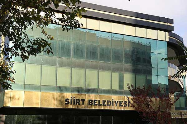 Belediyeye silahla girmeye çalışırken yakalandı