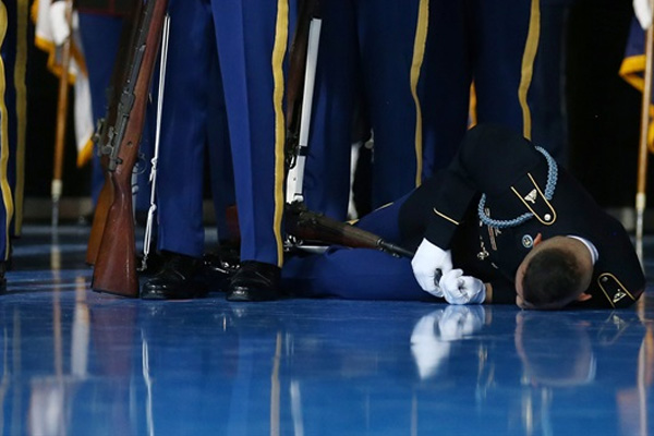 Obama'nın veda konuşmasında asker bayıldı, kimse tepki vermedi