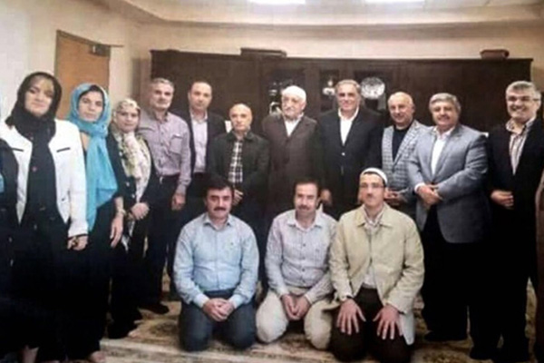 Komisyon AK Parti'ye 'Gülen fotosunu' sordu