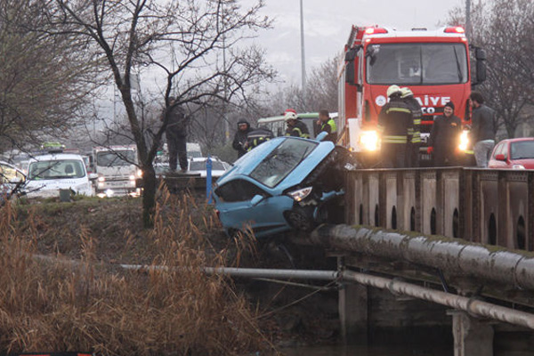 Yoldan çıkan otomobil köprüde asılı kaldı
