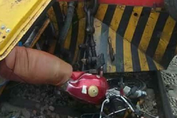 Pakistan'da tren taksiyi biçti: 7 öğrenci öldü