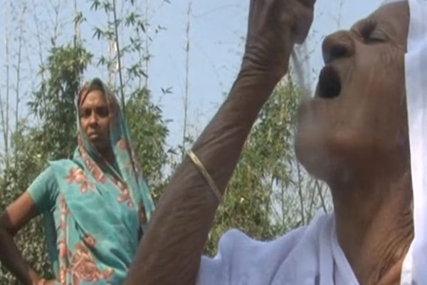 15 yaşından beri kum yiyor