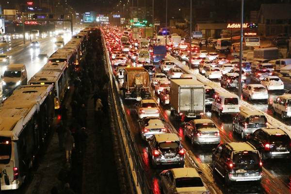 İstanbul trafiği durma noktasına geldi