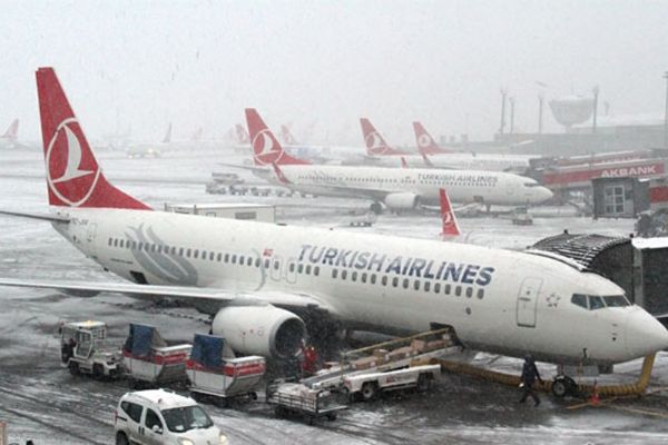 Kar yağışı hava ulaşımını durdurdu